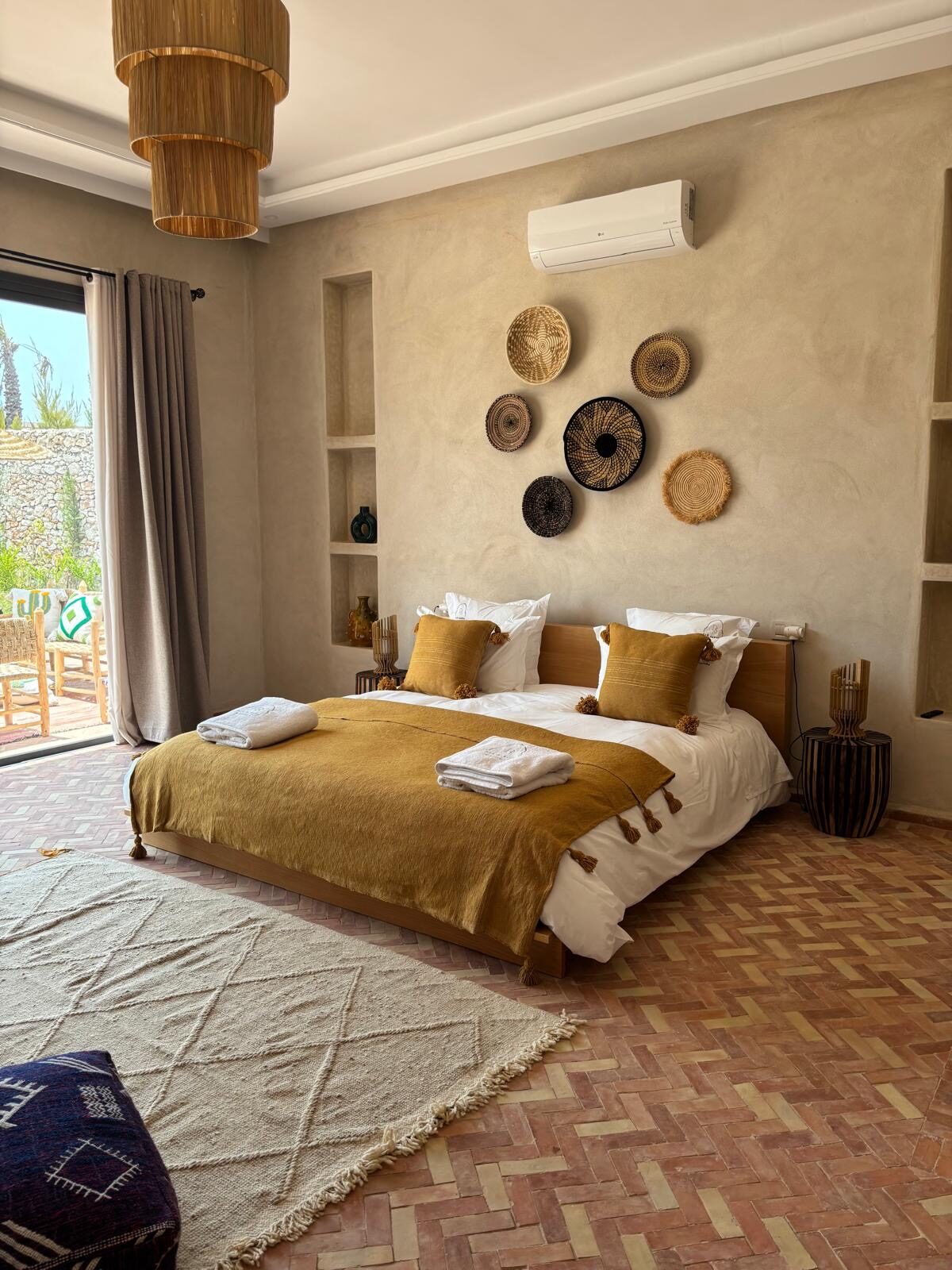 Chambre avec paniers berbères