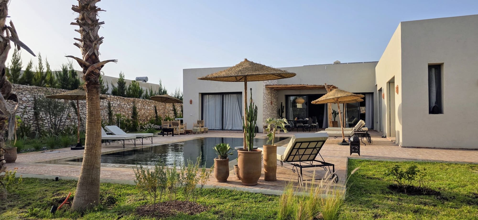 Dar Sakina, vue d'ensemble de la piscine et de la villa