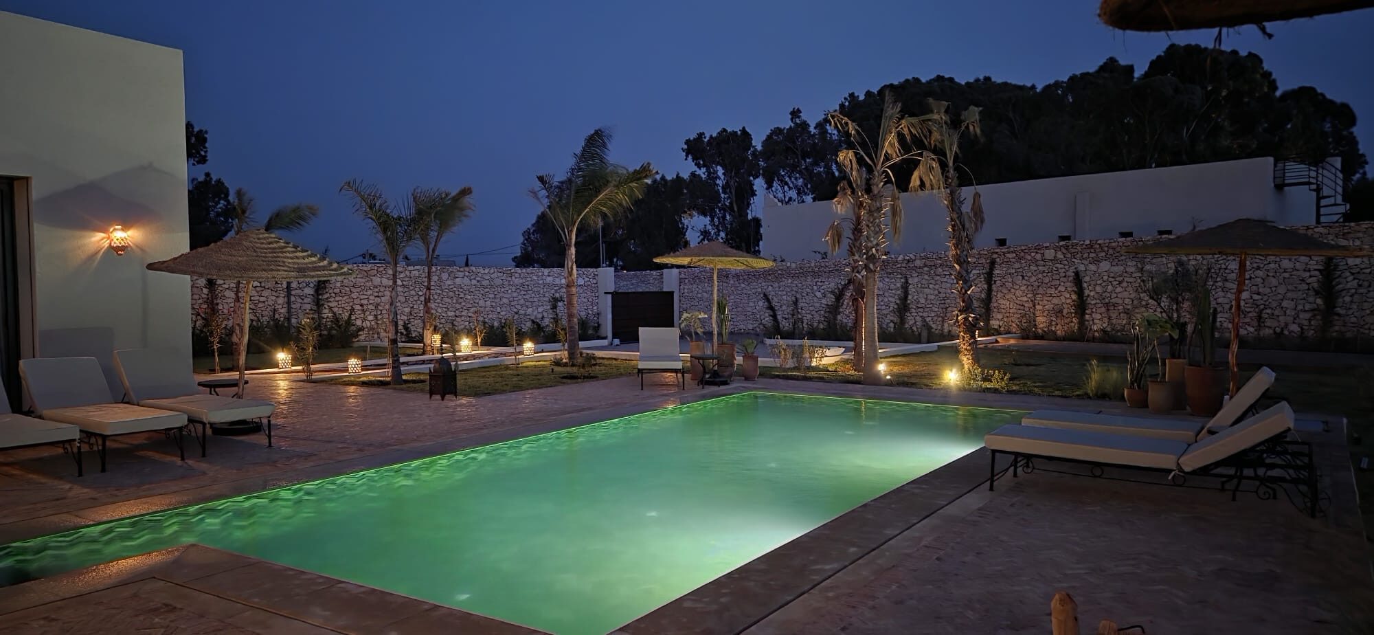 Piscine éclairée la nuit