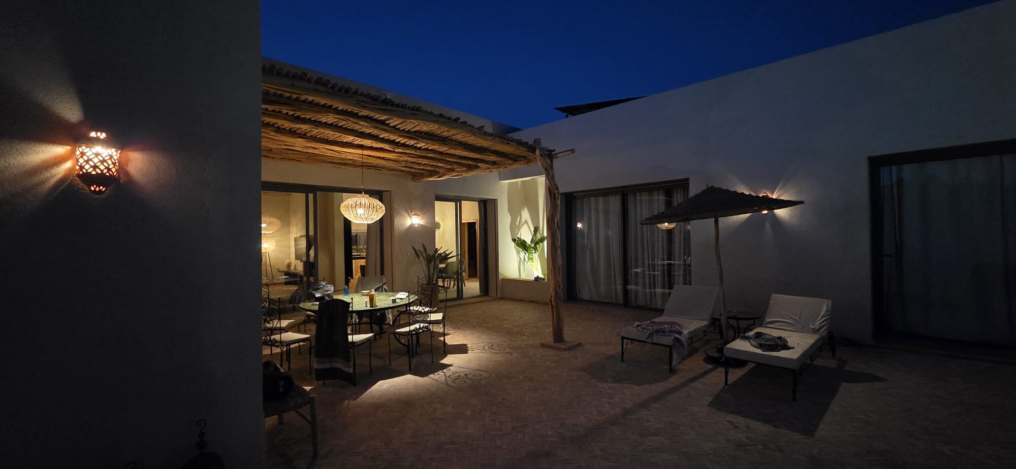Terrasse illuminée le soir