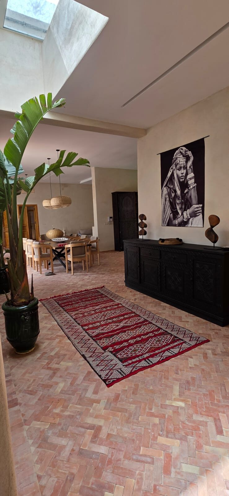 Couloir, tapis et buffet berbère
